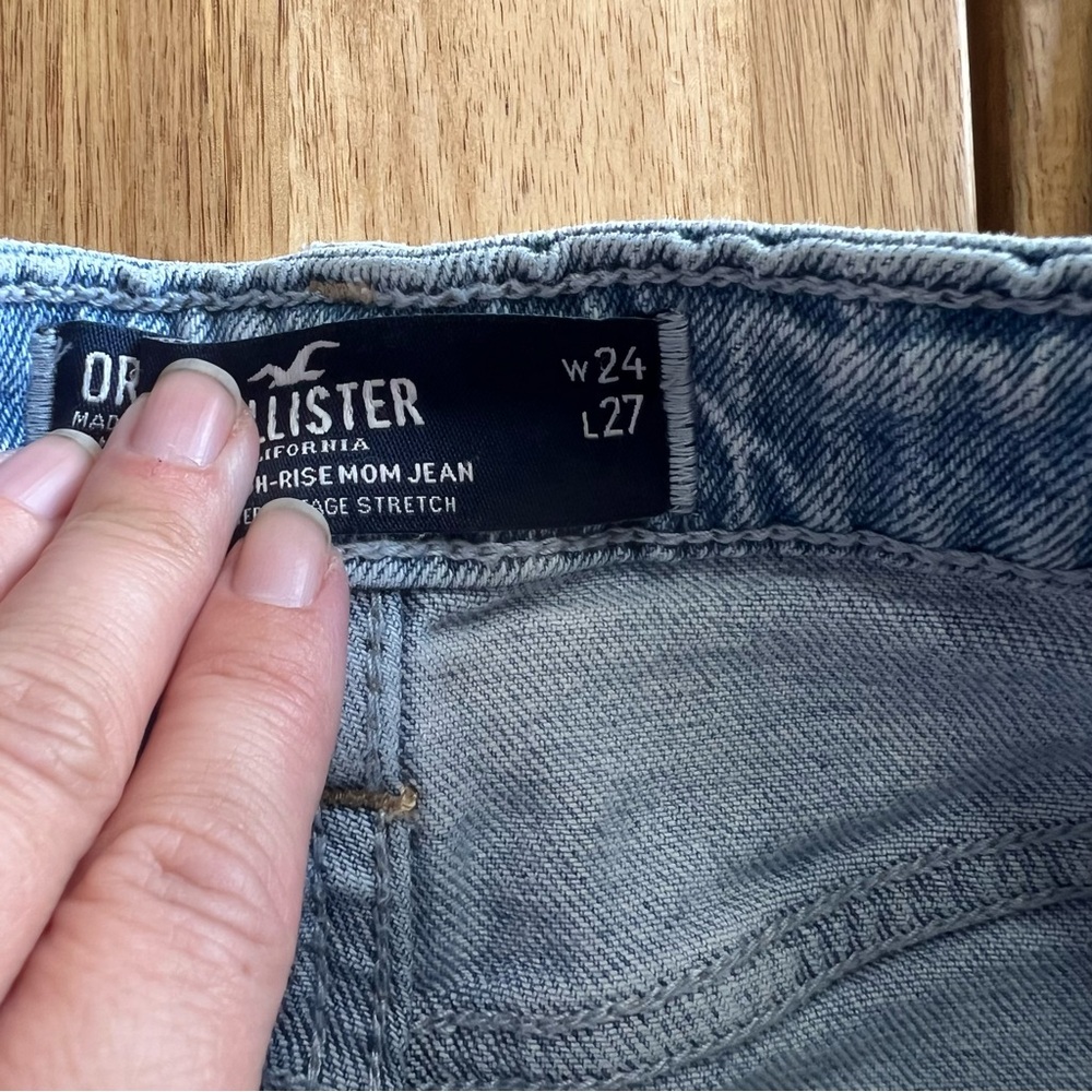 Hollister High-Rise Mom Jeans Light Wash Distressed W24 L27 - Picture 2 of 6